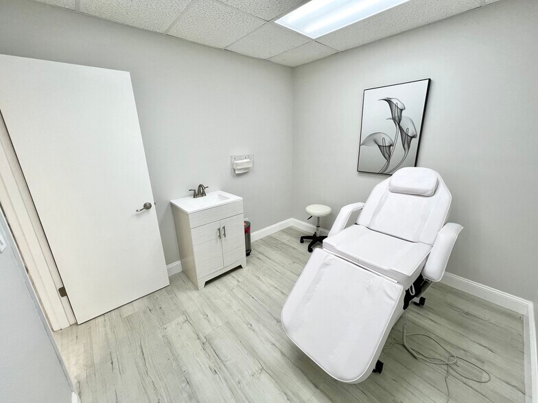 More Photos Of 2650 Bahia Vista St, Sarasota Medical For Sale