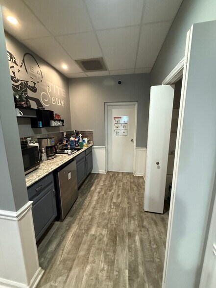 More Photos Of 70-78 Westpark Rd, Dayton Flex For Lease
