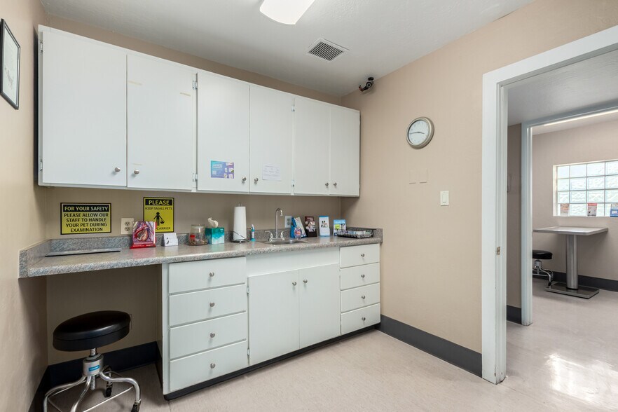 More Photos Of 20 W Dunlap Rd, Phoenix Veterinarian Kennel For Sale