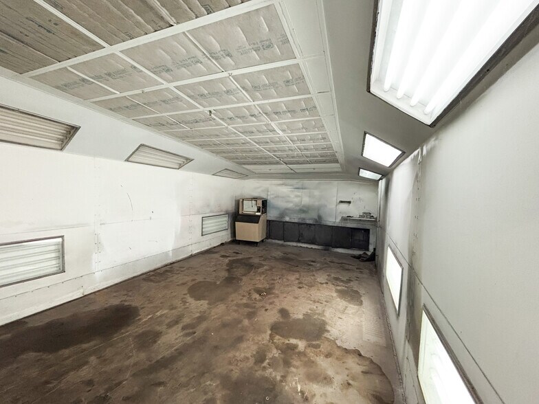 More Photos Of 1460 N Forest Ave, Springfield Auto Repair For Sale