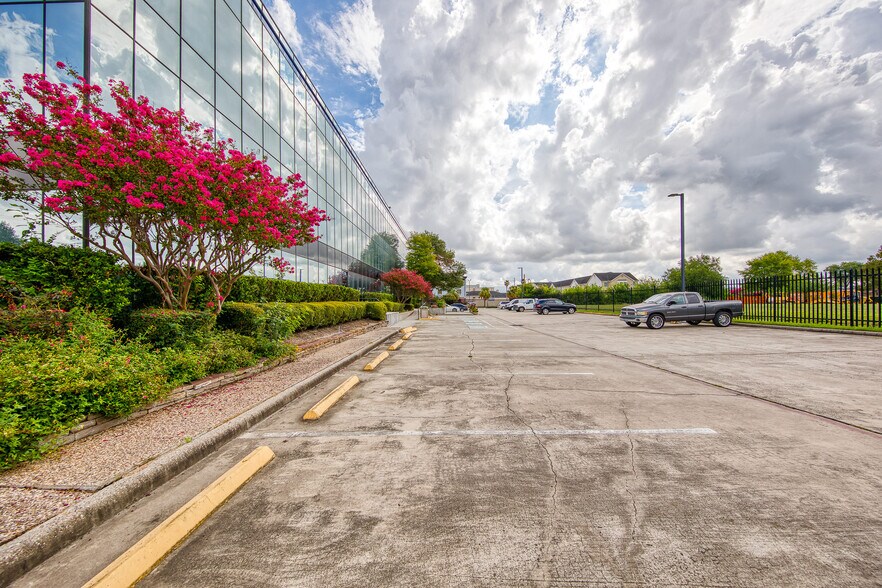 More Photos Of 1300 N Sam Houston Pky E, Houston Office Residential For Lease