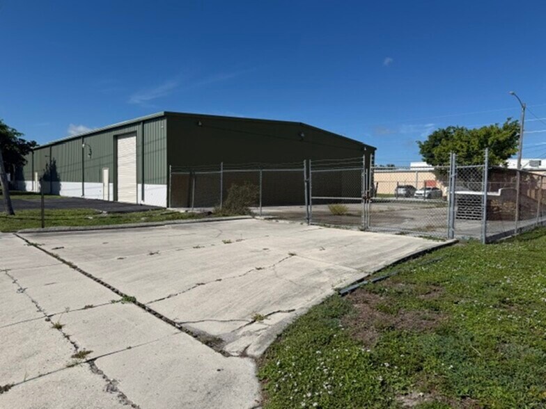 More Photos Of 1613 SE 15th Ter, Cape Coral Warehouse For Lease