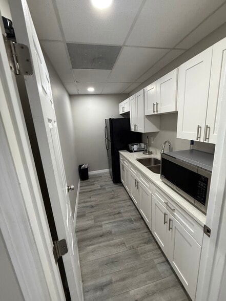 More Photos Of 5010 N Nebraska Ave, Tampa Light Distribution For Lease