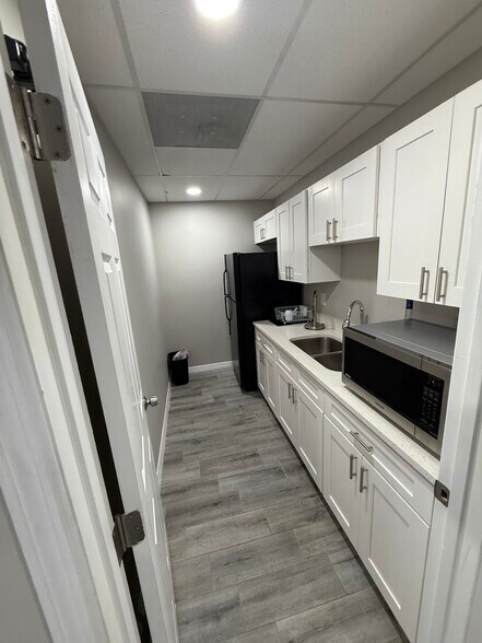 More Photos Of 5010 N Nebraska Ave, Tampa Light Distribution For Lease