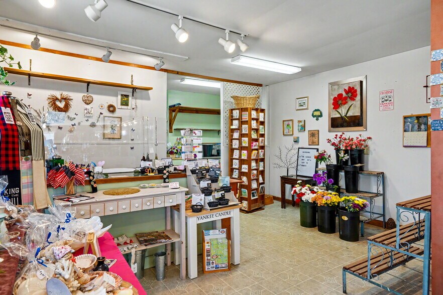 More Photos Of 11 Turnpike St, Jaffrey Freestanding For Sale