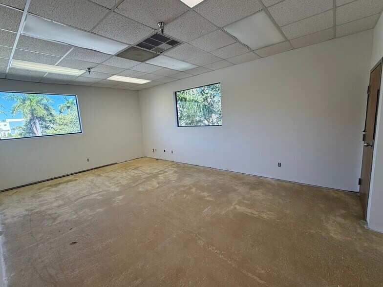 More Photos Of 355 Hiatt Dr, Palm Beach Gardens Showroom For Lease