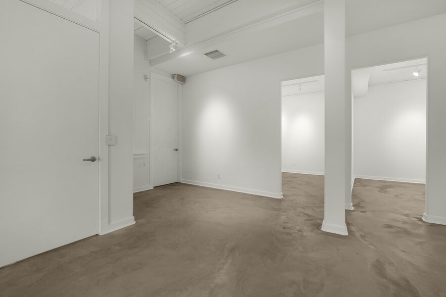 More Photos Of 809 S Holladay Dr, Seaside Showroom For Sale