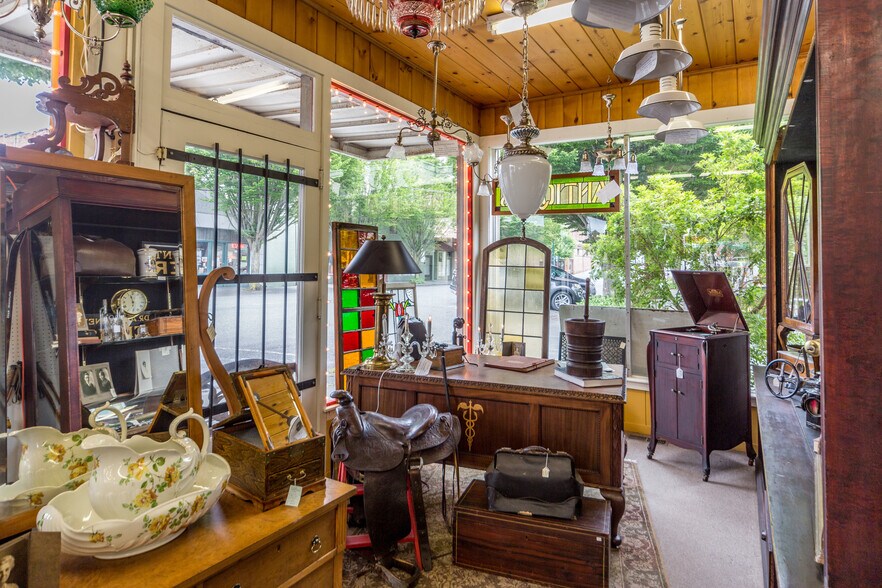 More Photos Of 802 Washington St, Port Townsend General Retail For Sale