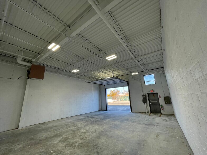 More Photos Of 60-90 Bridge Rd, Islandia Warehouse For Lease