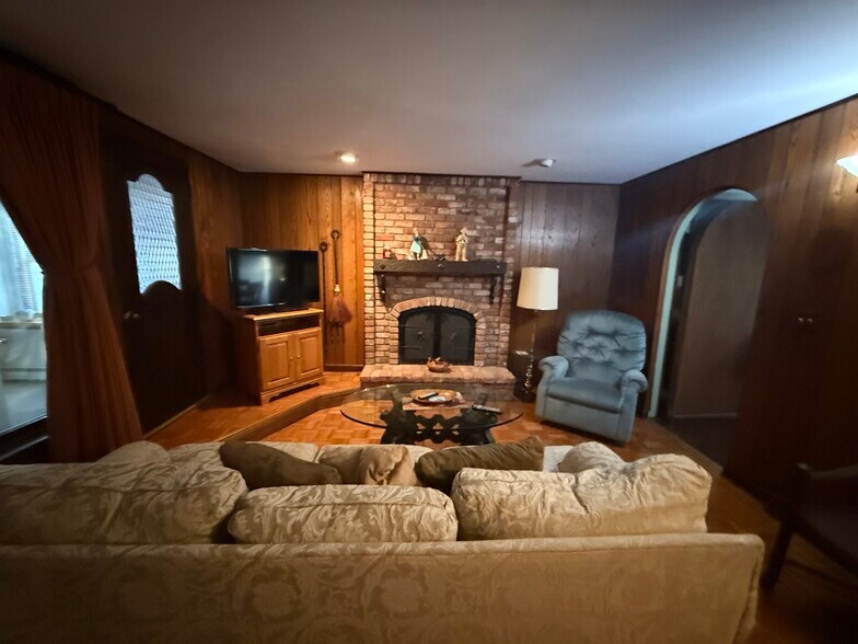 More Photos Of 4945 Southwestern Blvd, Hamburg Freestanding For Sale