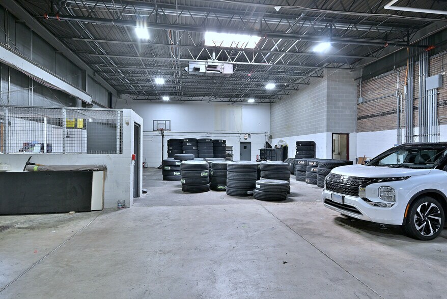 More Photos Of 2100 W 21st St, Broadview Light Manufacturing For Lease