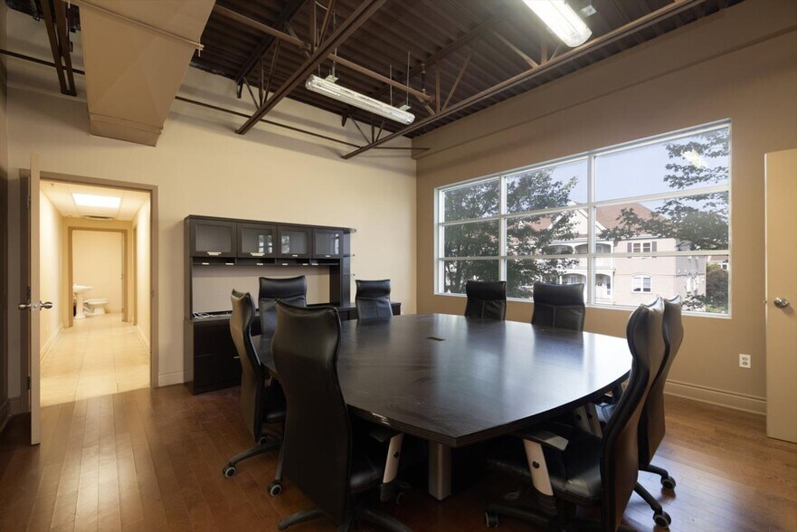 More Photos Of 24 Carré Sicard, Sainte-therese Self Storage For Lease