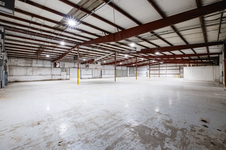 More Photos Of 3201 S Elm St, Little Rock Warehouse For Lease