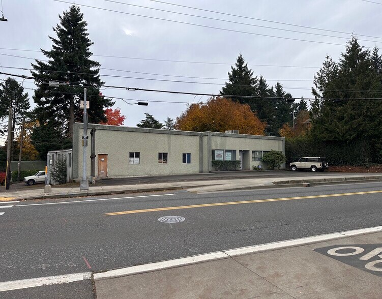 More Photos Of 2502 SW Multnomah Blvd, Portland Light Distribution For Sale