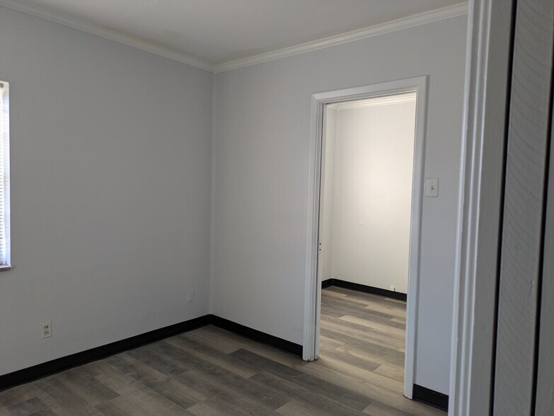 More Photos Of 1434-1436 Chambers Rd, Saint Louis Veterinarian Kennel For Sale