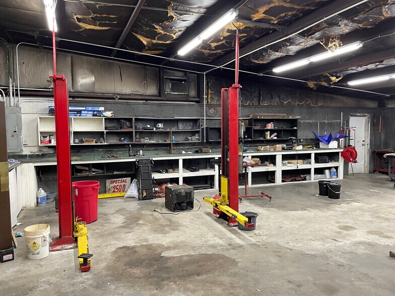 More Photos Of 433 S Main St, Swainsboro Showroom For Sale