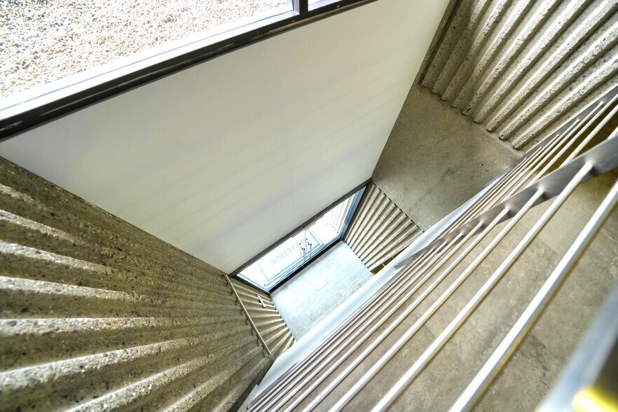 More Photos Of 18008 Skypark Cir, Irvine Loft Creative Space For Lease