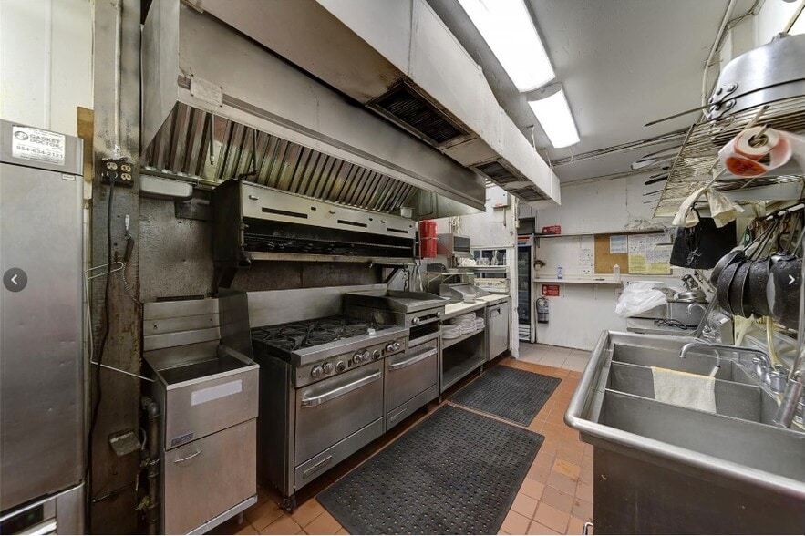 More Photos Of 600 S Dixie Hwy W, Pompano Beach Restaurant For Sale
