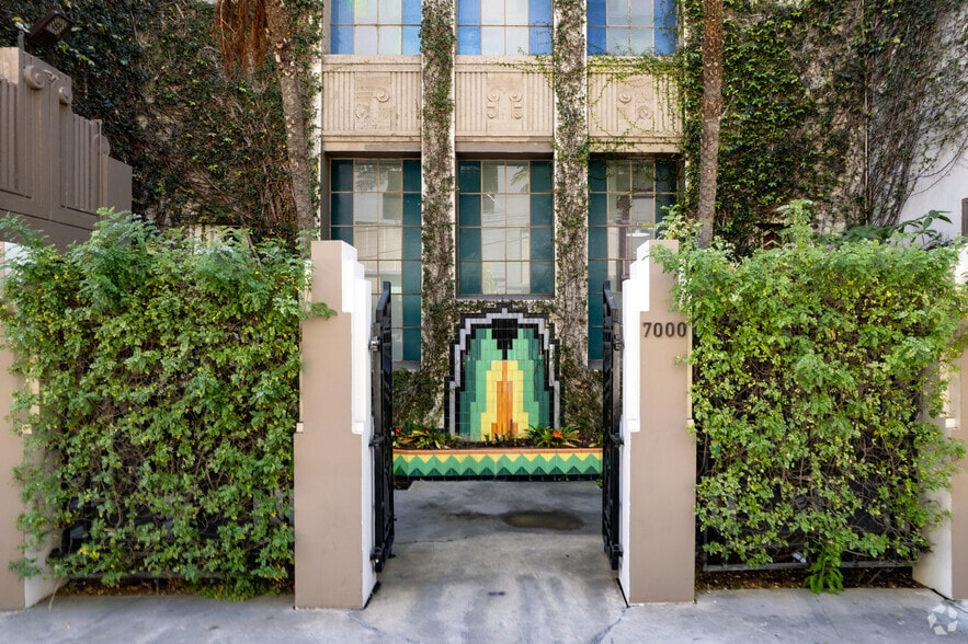 More Photos Of 7000 Romaine St, Los Angeles Showroom For Lease