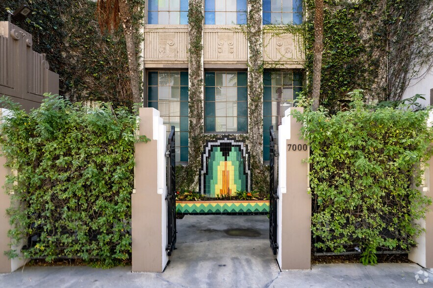 More Photos Of 7000 Romaine St, Los Angeles Showroom For Lease