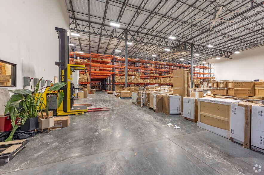 More Photos Of 300 Sub Way, Milford Warehouse For Lease