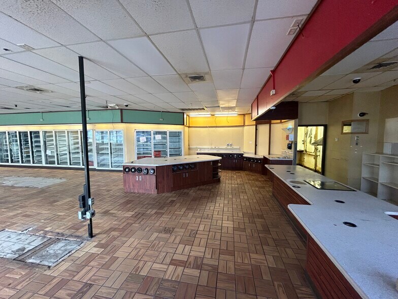 More Photos Of 500 W Bremer Ave, Waverly Convenience Store For Sale