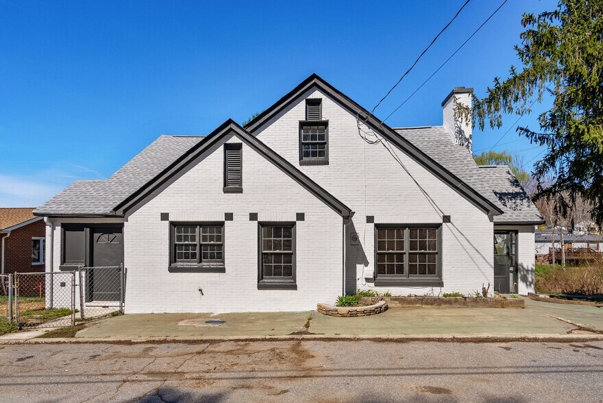 More Photos Of 720 Main st, Canton Bank For Lease
