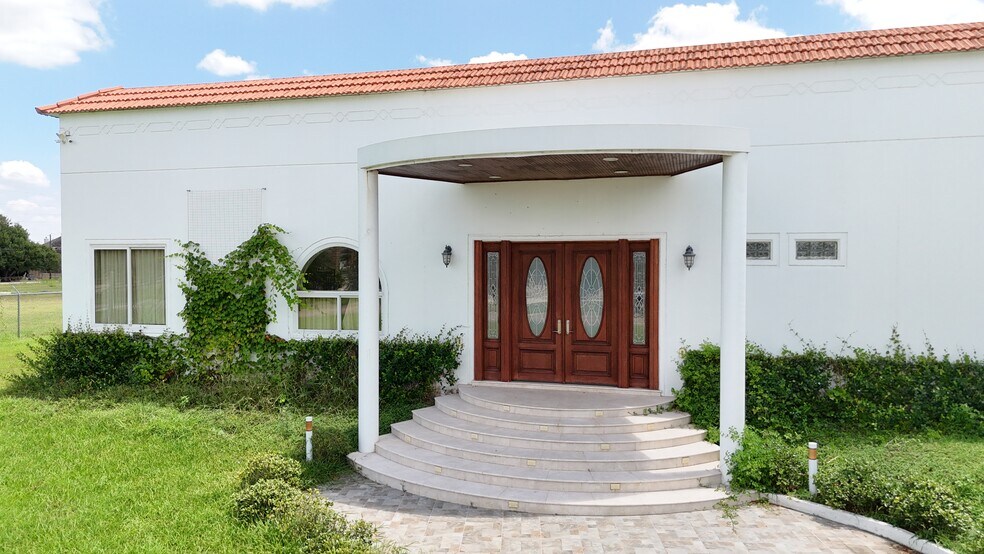 More Photos Of 6602 Rohan Rd, Richmond Office For Sale