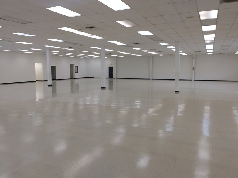 More Photos Of 6206 E Trent Ave, Spokane Showroom For Sale