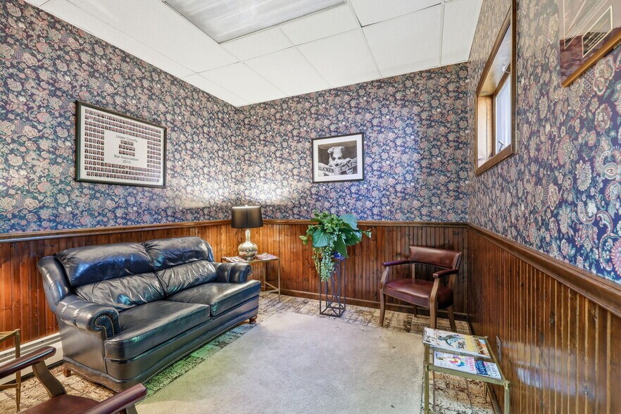More Photos Of 1 N Roberts Rd, Highland Office For Sale