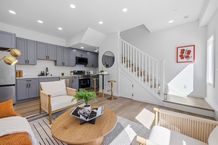 More Photos Of 2730 23rd St, San Francisco Showroom For Sale