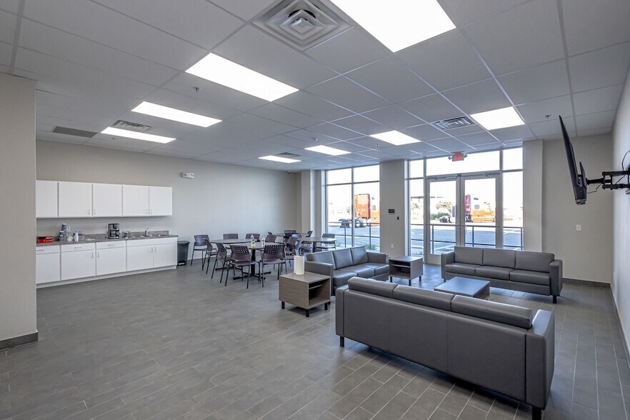 More Photos Of 1207 Beltway Pky, Laredo Warehouse For Lease