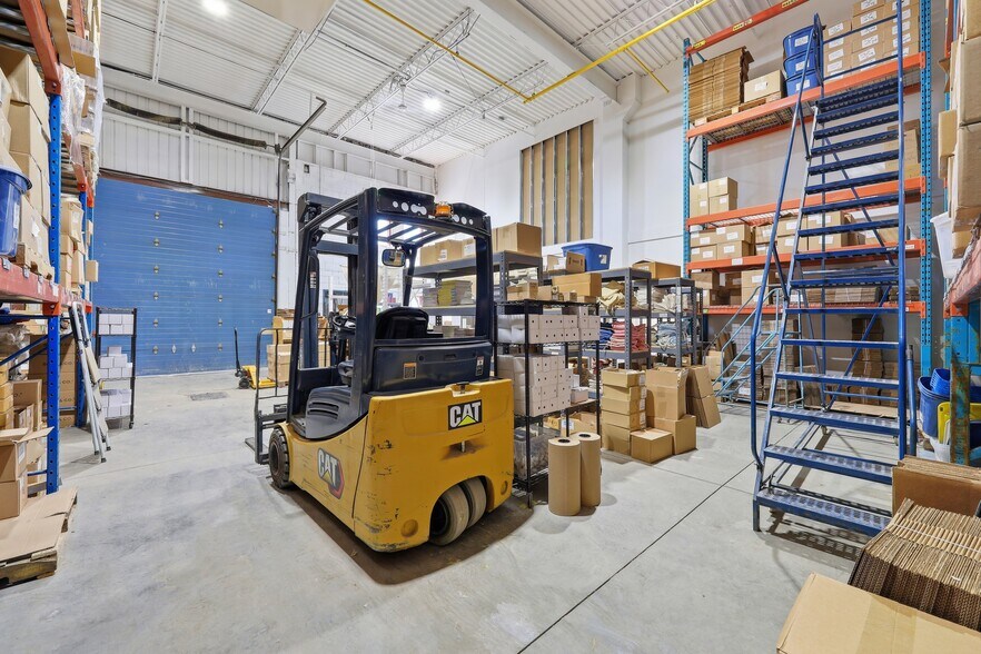 More Photos Of 605 Boul Guimond, Longueuil Warehouse For Sale