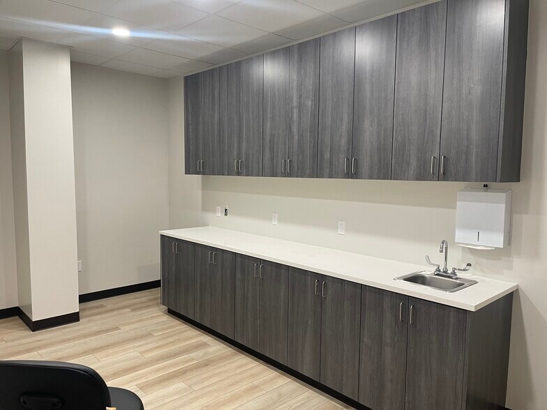 More Photos Of 1915 S Zapata Hwy, Laredo Storefront Retail Office For Lease