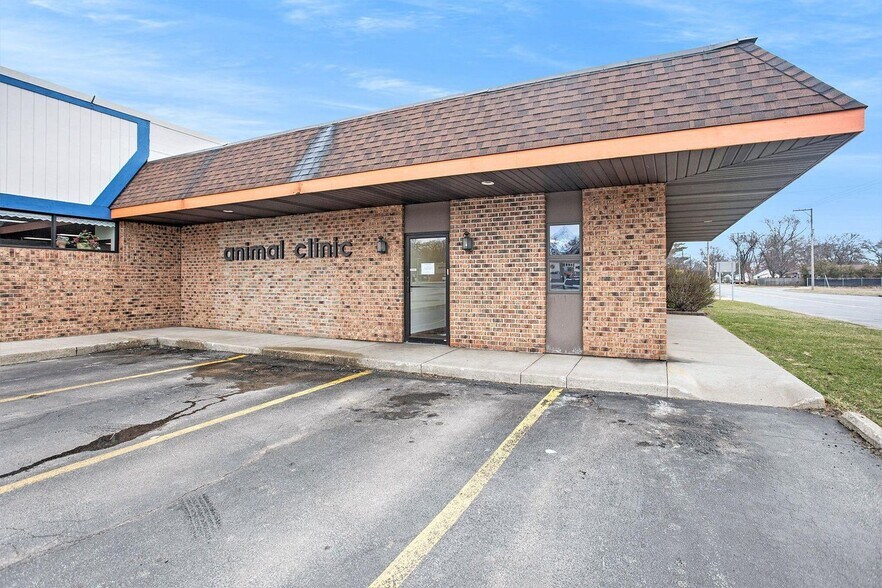 More Photos Of 2007 E Apple Ave, Muskegon Medical For Sale