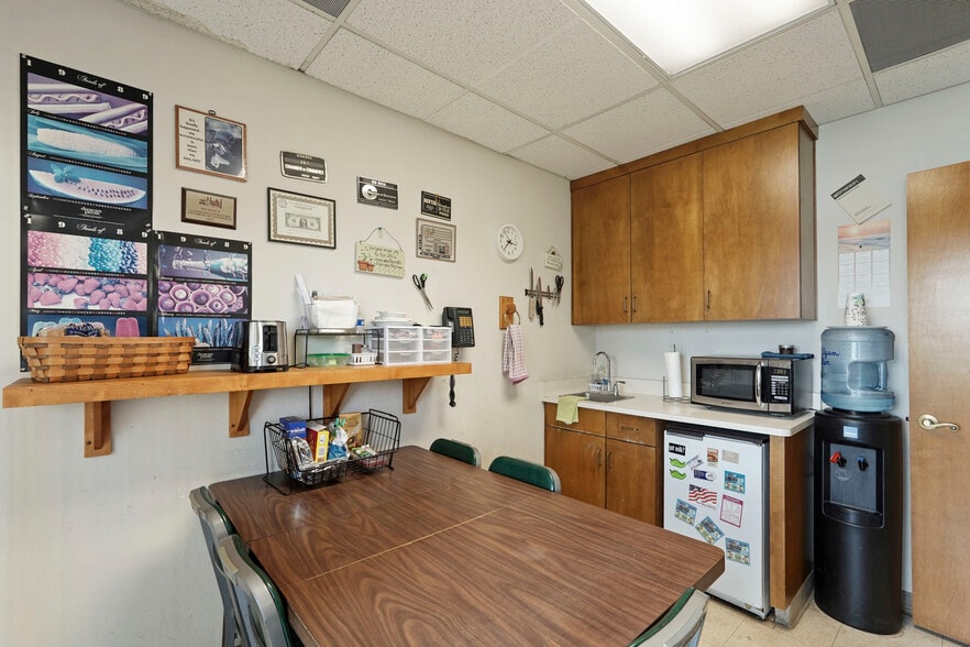 More Photos Of 1820 W Kettleman Ln, Lodi Office For Sale