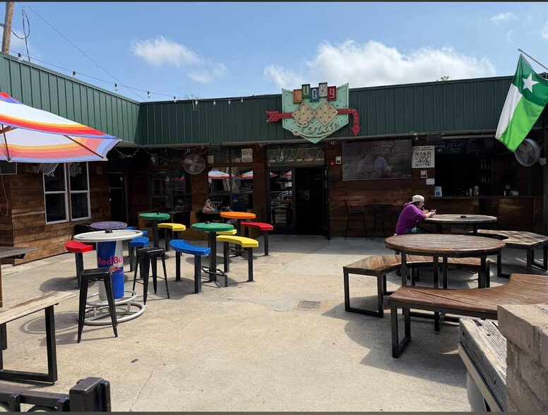More Photos Of 1211 W Hickory St, Denton Bar For Lease