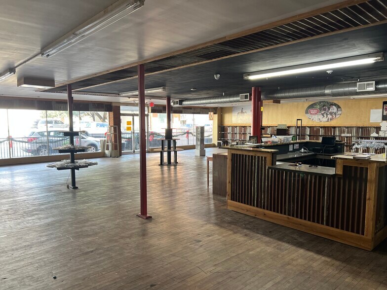 Primary Photo Of 110 E Chambers St, Cleburne General Retail For Sale