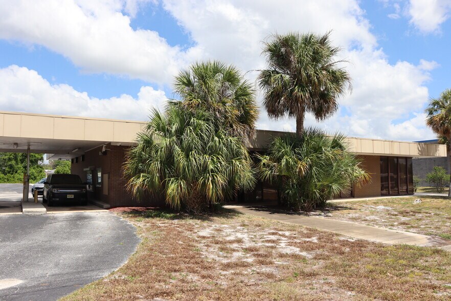 More Photos Of 940 Deltona Blvd, Deltona Bank For Sale