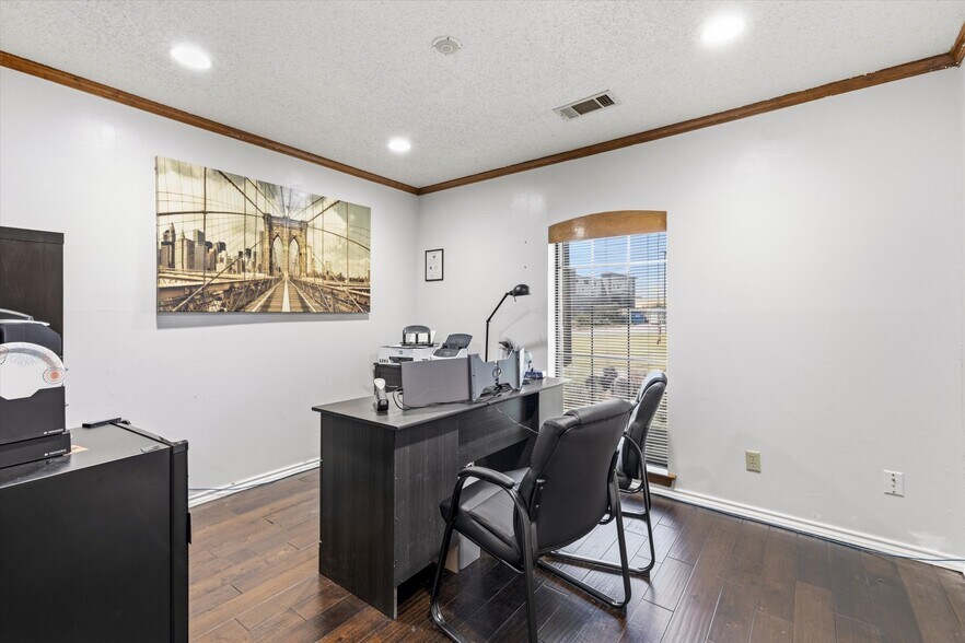 More Photos Of 1055 W Pioneer Pky, Grand Prairie Medical For Lease