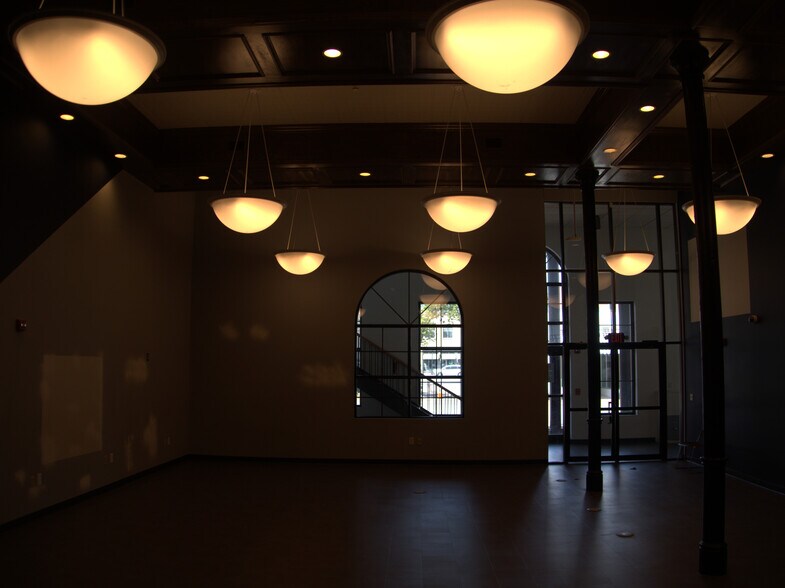 More Photos Of 117 W Central Ave, Bentonville Storefront Retail Office For Lease
