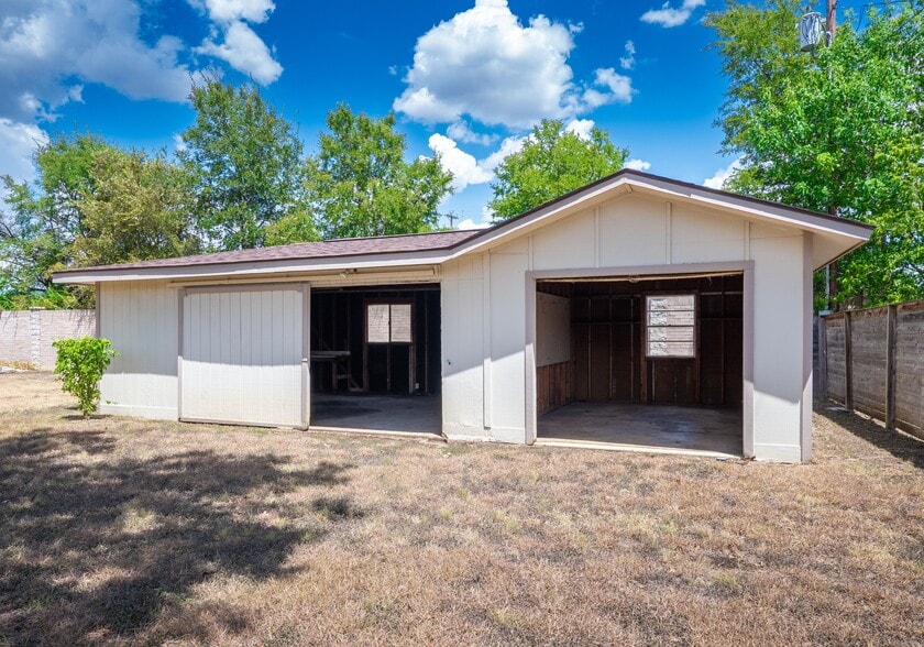 More Photos Of 1702 Lone Oak Dr, Leander Flex For Sale