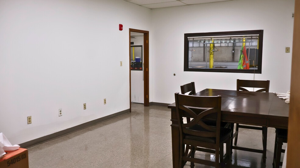 More Photos Of 300 Russell Dr, Middletown Warehouse For Lease