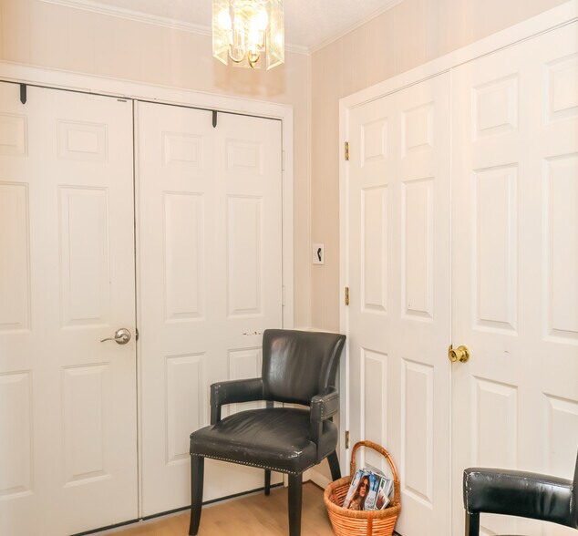 More Photos Of 2889 S Lamar Blvd, Oxford Flex For Sale