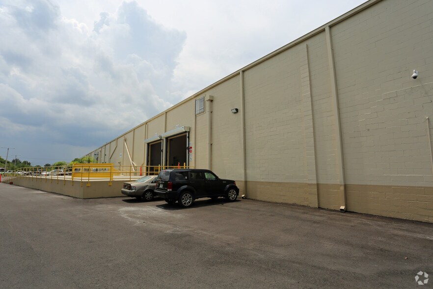 More Photos Of 8800-8824 E Adamo Dr, Tampa Distribution For Lease