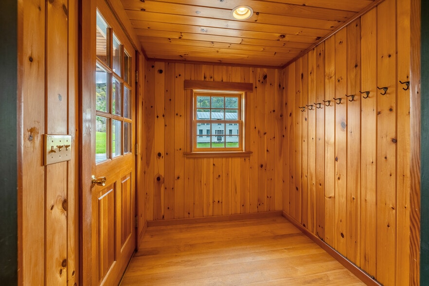 More Photos Of 49 Vermont 12, Pomfret General Retail For Sale