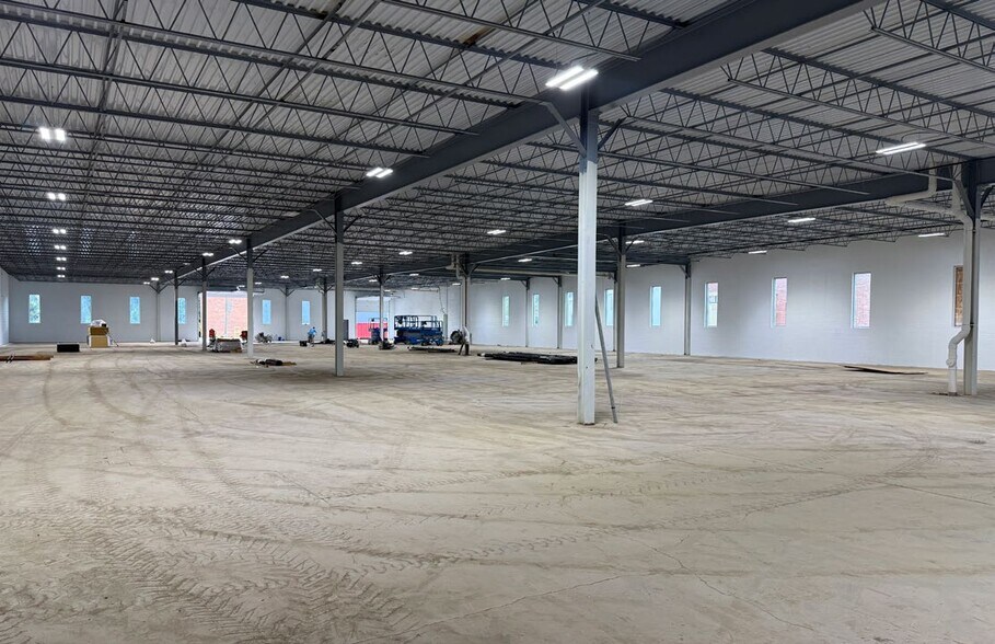 More Photos Of 5570 Creek Rd, Blue Ash Warehouse For Lease