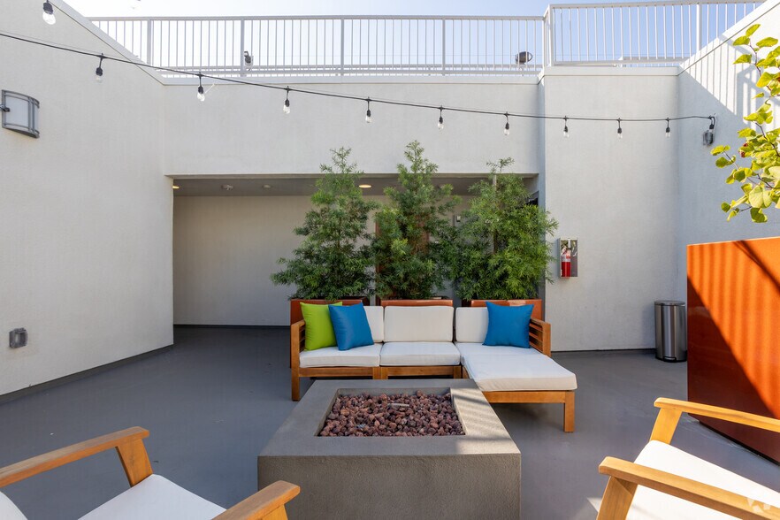 More Photos Of 10555 Bloomfield St, Toluca Lake Apartments For Sale
