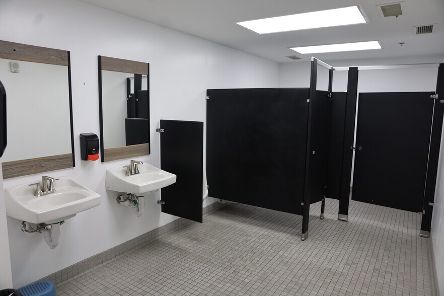 More Photos Of 2800 N Water St, Decatur General Retail For Sale