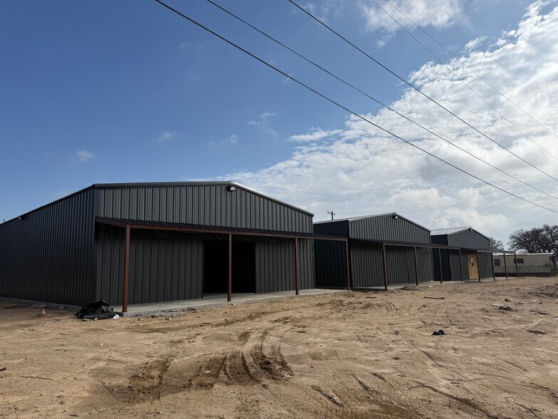 More Photos Of 506 S Access Rd, Clyde Flex For Lease